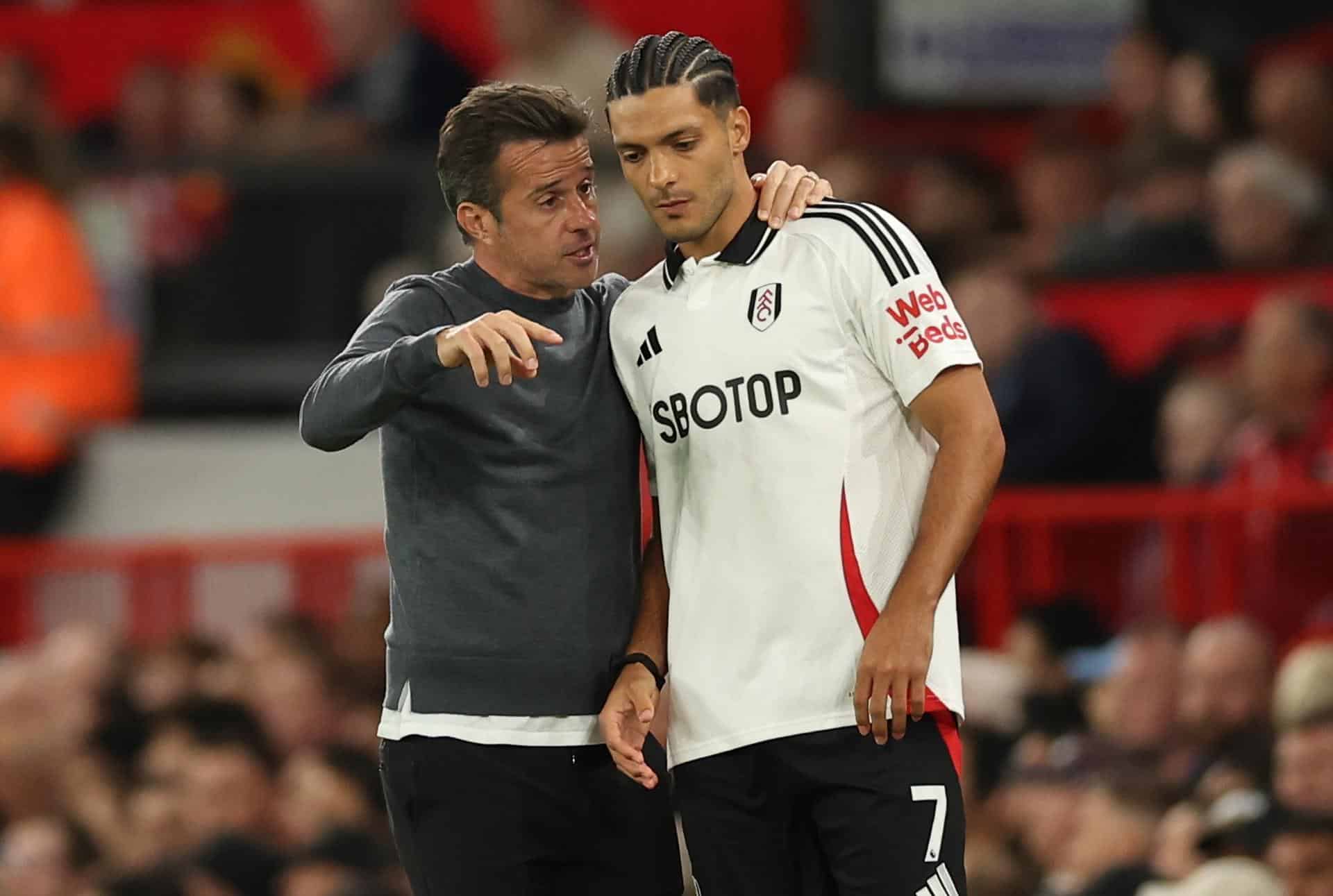 El técnico del Fulham Marco Silva (I) habla con el jugador Raul Jimenez en foto de archivo de ADAM VAUGHAN. EFE/EPA EDITORIAL USE ONLY. No use with unauthorized audio, video, data, fixture lists, club/league logos, 'live'