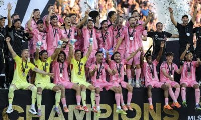 Lionel Messi y sus compañeros del Inter Miami celebran el título de la MLS después de ganar al Vancouver Whitecaps, en Fort Lauderdale, Florida. EFE/EPA/CRISTOBAL HERRERA-ULASHKEVICH