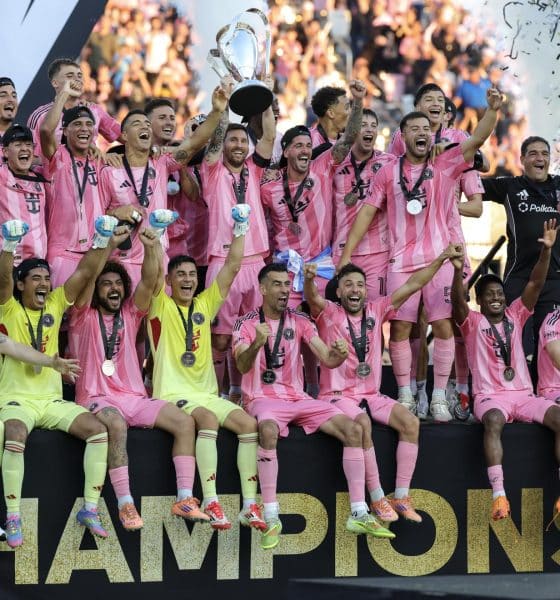 Lionel Messi y sus compañeros del Inter Miami celebran el título de la MLS después de ganar al Vancouver Whitecaps, en Fort Lauderdale, Florida. EFE/EPA/CRISTOBAL HERRERA-ULASHKEVICH