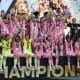 Lionel Messi y sus compañeros del Inter Miami celebran el título de la MLS después de ganar al Vancouver Whitecaps, en Fort Lauderdale, Florida. EFE/EPA/CRISTOBAL HERRERA-ULASHKEVICH