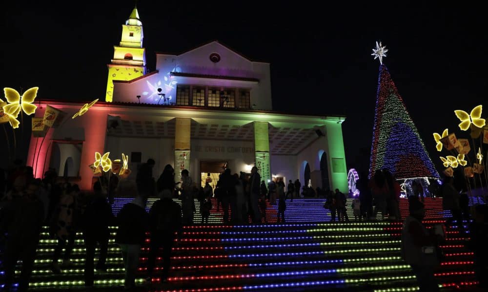 Fotografía del 16 de diciembre de 2025 que muestra personas recorriendo la iluminación de Navidad en el cerro Monserrate en Bogotá (Colombia). EFE/ Carlos Ortega