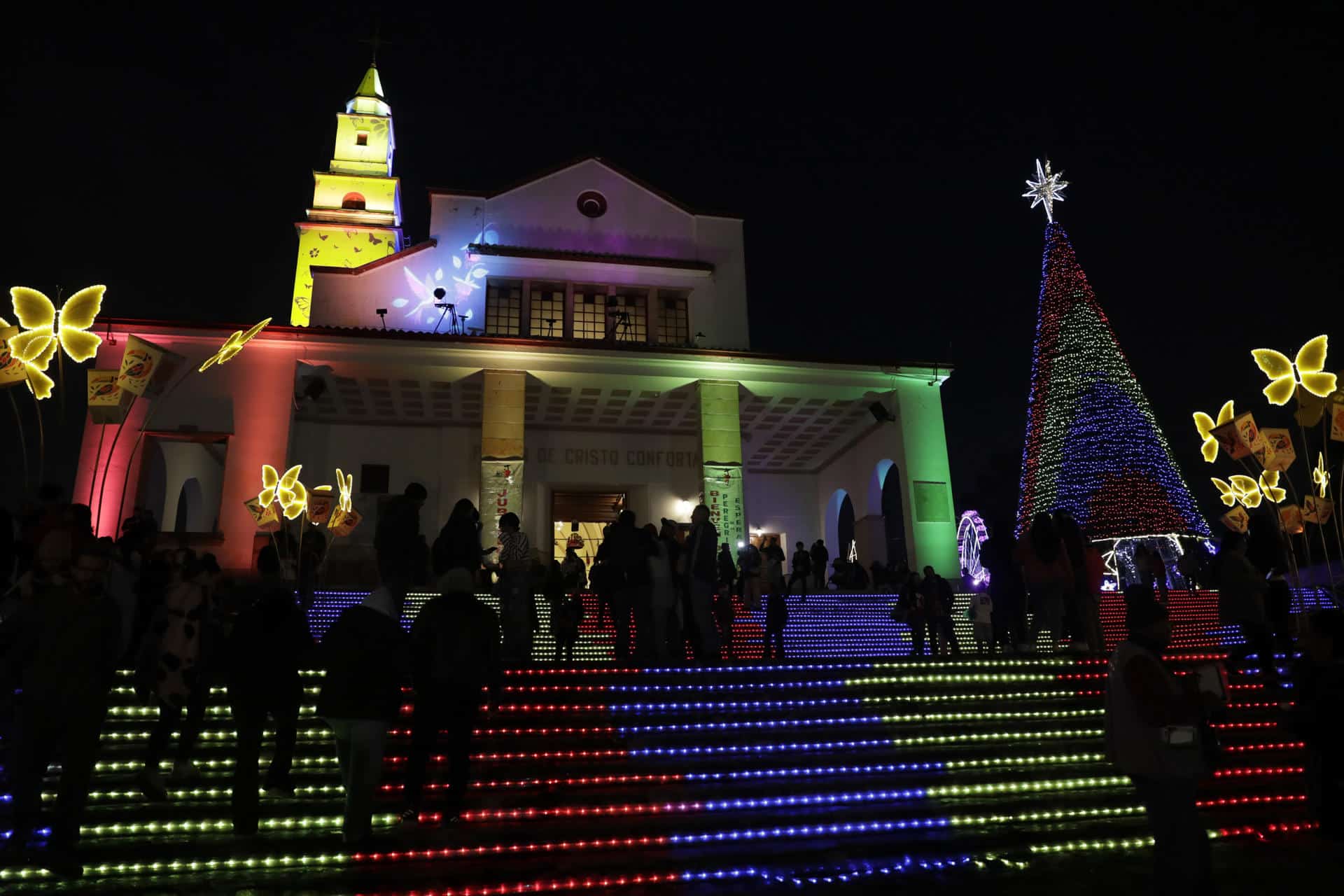 Fotografía del 16 de diciembre de 2025 que muestra personas recorriendo la iluminación de Navidad en el cerro Monserrate en Bogotá (Colombia). EFE/ Carlos Ortega
