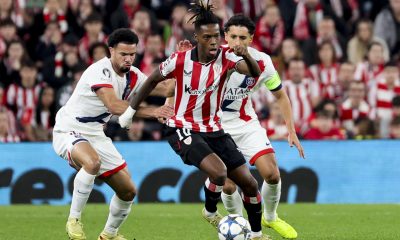 El delantero del Athletic Club, Nico Williams (c), intenta llevarse el balón ante los jugadores del PSG durante el encuentro correspondiente a la fase regular de la Liga de Campeones que disputan Athletic Club y PSG en el estadio de San Mamés, en Bilbao. EFE/Luis Tejido.