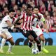 El delantero del Athletic Club, Nico Williams (c), intenta llevarse el balón ante los jugadores del PSG durante el encuentro correspondiente a la fase regular de la Liga de Campeones que disputan Athletic Club y PSG en el estadio de San Mamés, en Bilbao. EFE/Luis Tejido.