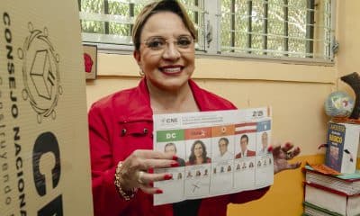 Fotografía cedida por la Casa Presidencial de Honduras que muestra la presidenta de Honduras, Xiomara Castro, votando durante la jornada electoral este domingo, en Catacamas (Honduras). EFE/ Casa Presidencial de Honduras