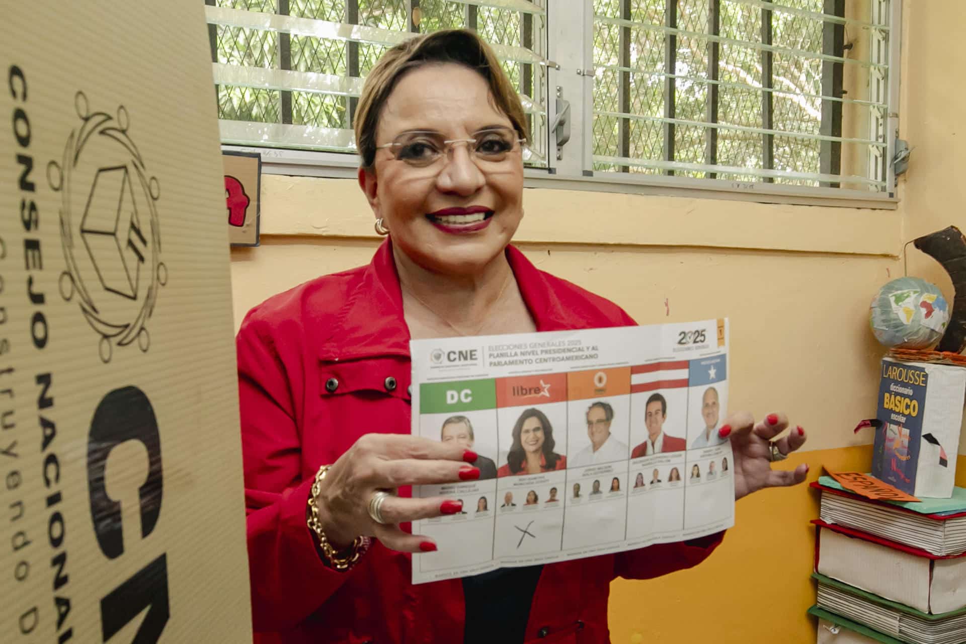 Fotografía cedida por la Casa Presidencial de Honduras que muestra la presidenta de Honduras, Xiomara Castro, votando durante la jornada electoral este domingo, en Catacamas (Honduras). EFE/ Casa Presidencial de Honduras