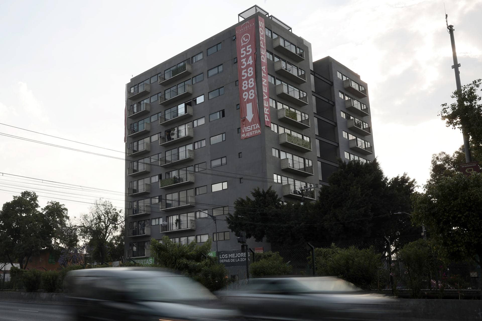 Fotografía de archivo donde se observa un anuncio de oferta inmobiliaria en la Ciudad de México (México). EFE/ José Méndez