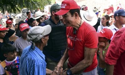 Fotografía cedida por el comité de campaña del Partido Liberal de Honduras de su candidato a la Presidencia, Salvador Nasralla (d), durante una visita este sábado, en el municipio San Antonio de Flores en el departamento del Paraíso (Honduras). EFE/ Partido Liberal /