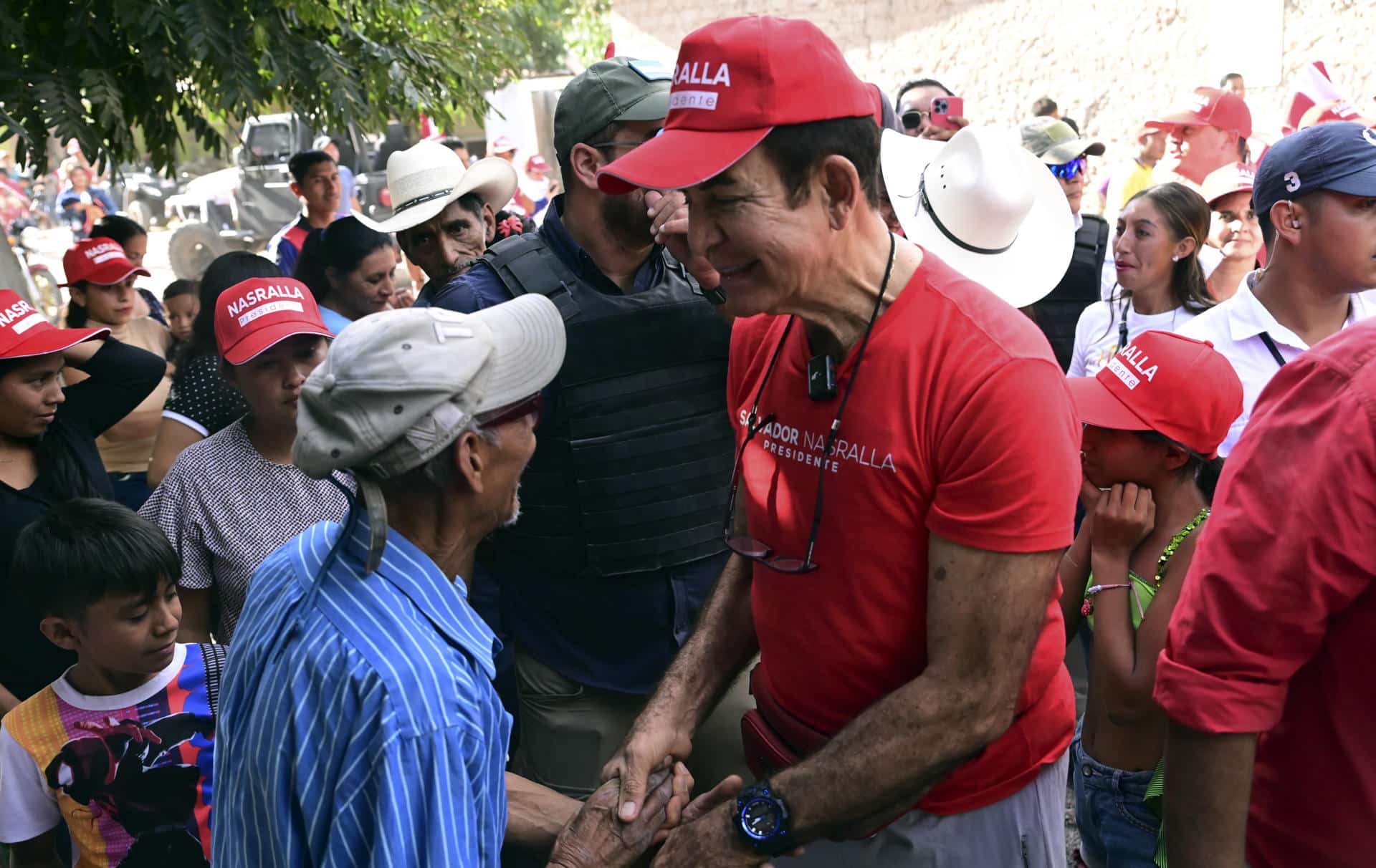 Fotografía cedida por el comité de campaña del Partido Liberal de Honduras de su candidato a la Presidencia, Salvador Nasralla (d), durante una visita este sábado, en el municipio San Antonio de Flores en el departamento del Paraíso (Honduras). EFE/ Partido Liberal /