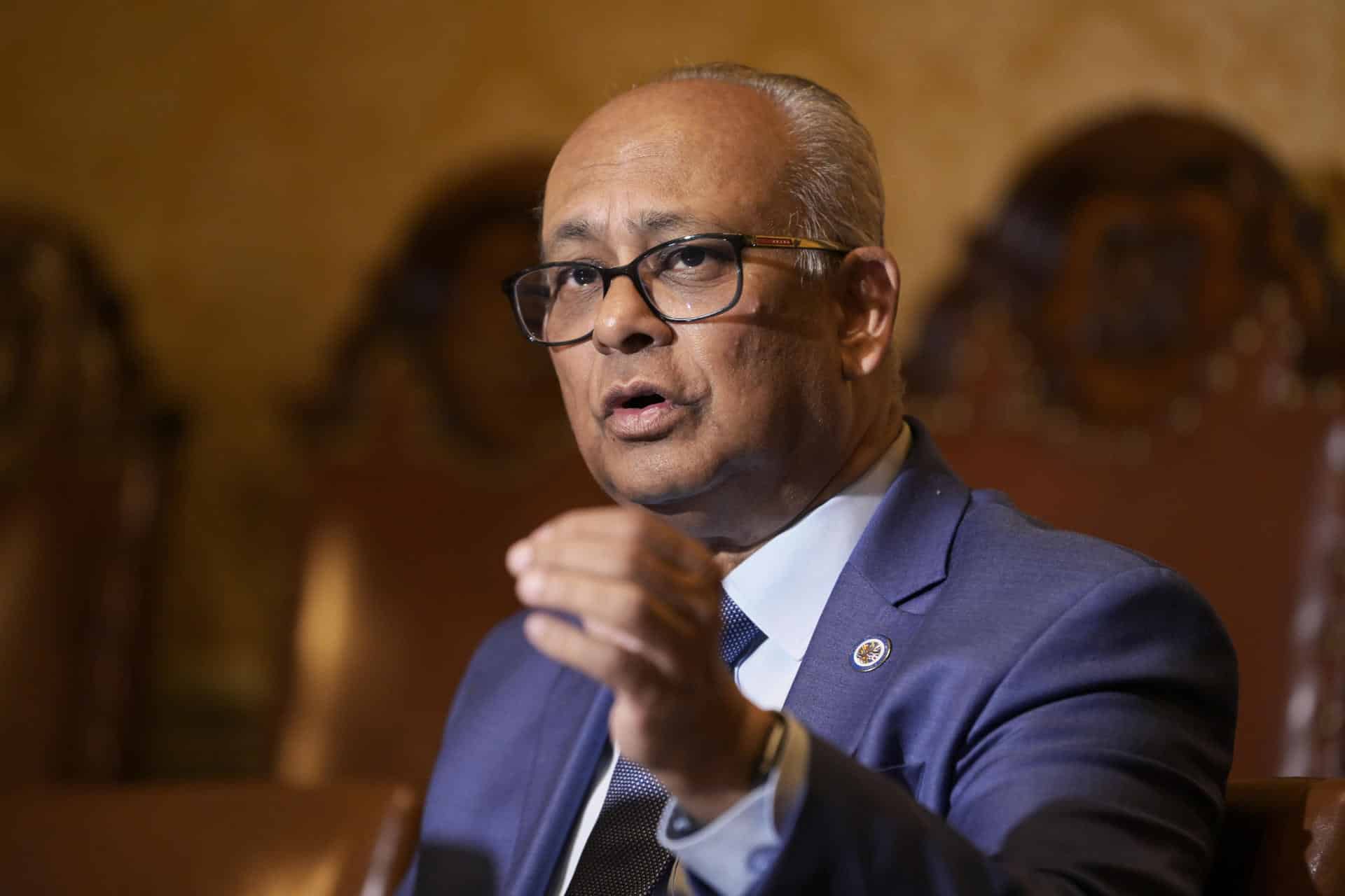 El secretario general de la Organización de los Estados Americanos (OEA), Albert Ramdin, habla durante una rueda de prensa en Washington (EE.UU.). EFE/ Lenin Nolly