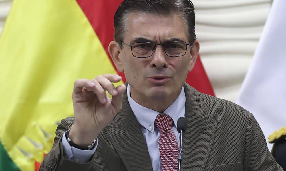 El presidente de Bolivia, Rodrigo Paz, habla durante un acto en la Procuraduría General del Estado este lunes, en El Alto (Bolivia). EFE/ Luis Gandarillas