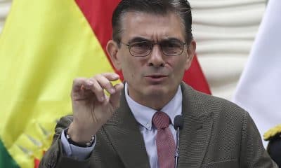 El presidente de Bolivia, Rodrigo Paz, habla durante un acto en la Procuraduría General del Estado este lunes, en El Alto (Bolivia). EFE/ Luis Gandarillas