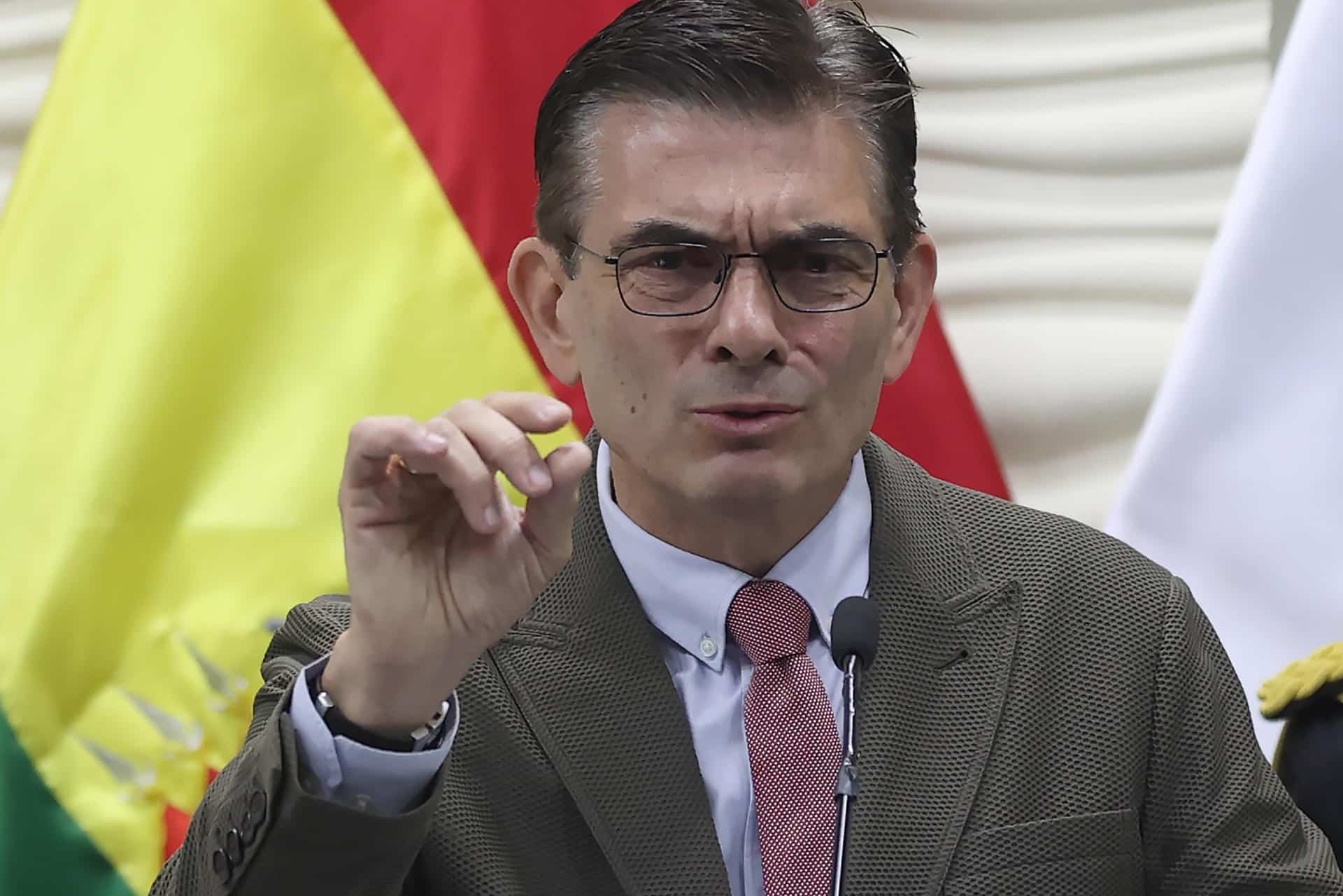 El presidente de Bolivia, Rodrigo Paz, habla durante un acto en la Procuraduría General del Estado este lunes, en El Alto (Bolivia). EFE/ Luis Gandarillas