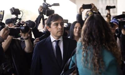 El doctor Salvador Plasencia (C), un médico que se declaró culpable de cuatro cargos por distribuir la droga ketamina con receta al fallecido actor de Friends Matthew Perry, llega a su audiencia de sentencia en un tribunal federal en Los Ángeles, California (EE.UU.) . EFE/EPA/TED SOQUI