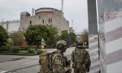 FOTO ARCHIVO. Una fotografía tomada durante una visita organizada por el ejército ruso muestra a militares rusos de guardia en el territorio de la central nuclear de Zaporizhia en Enerhodar, sureste de Ucrania. (Rusia, Ucrania) EFE/EPA/YURI KOCHETKOV