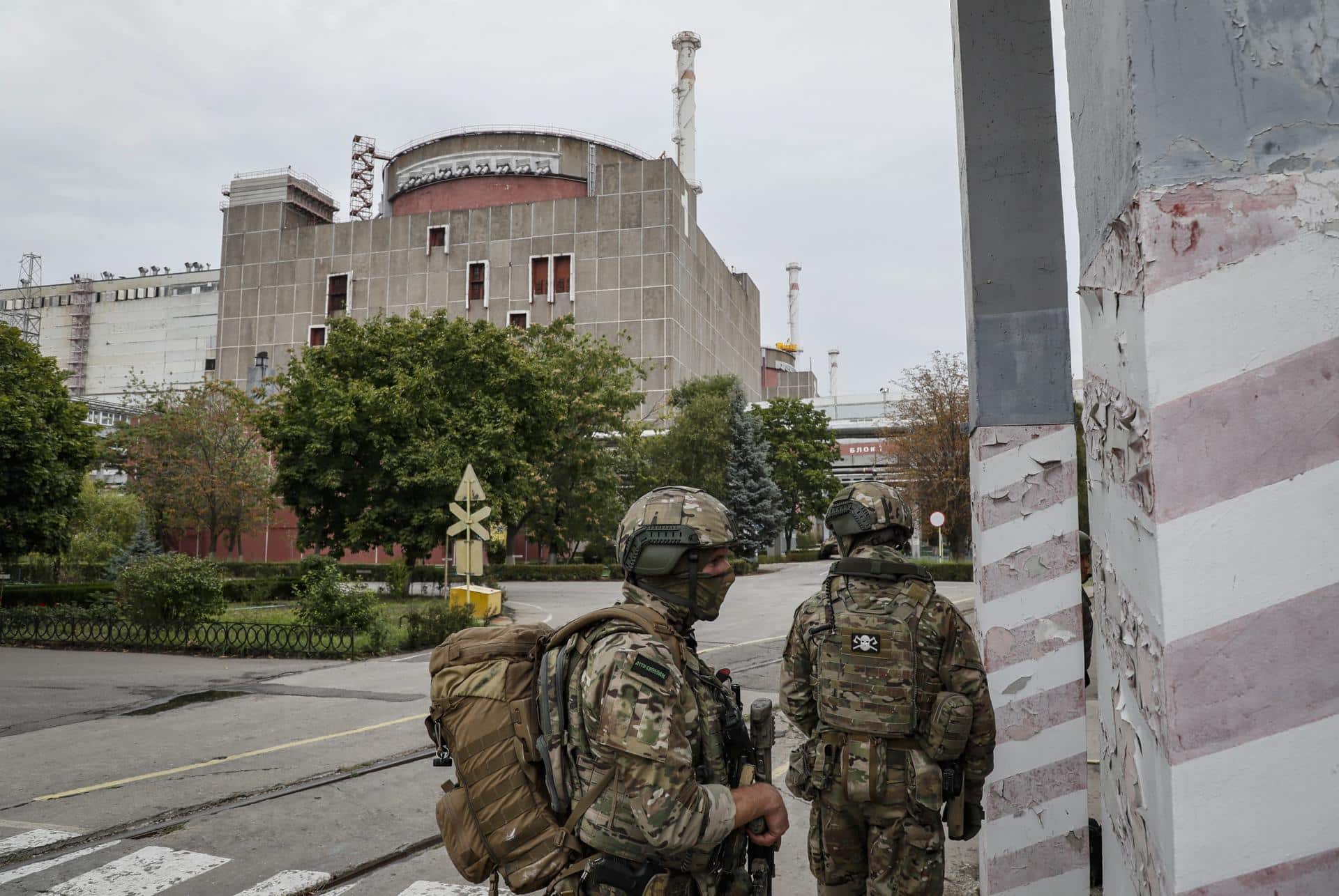 FOTO ARCHIVO. Una fotografía tomada durante una visita organizada por el ejército ruso muestra a militares rusos de guardia en el territorio de la central nuclear de Zaporizhia en Enerhodar, sureste de Ucrania. (Rusia, Ucrania) EFE/EPA/YURI KOCHETKOV