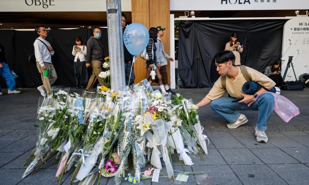 Ofrendas florales por las víctimas del ataque perpetrado el pasado viernes por un hombre en una zona comercial de Taipei, que dejó tres muertos y once heridos.
EFE/EPA/RITCHIE B. TONGO