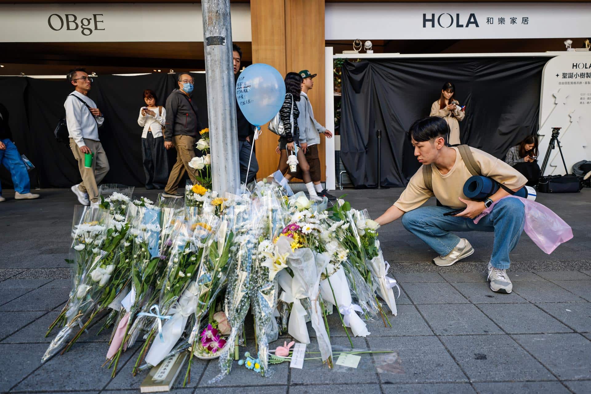 Ofrendas florales por las víctimas del ataque perpetrado el pasado viernes por un hombre en una zona comercial de Taipei, que dejó tres muertos y once heridos.
EFE/EPA/RITCHIE B. TONGO