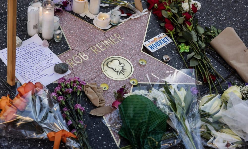 Velas, flores y notas puestas por fans ante la estrella del fallecido director estadounidense Rob Reiner en el Paseo de la Fama de Hollywood, en Los Ángeles, California, EE.UU., el 16 de diciembre de 2025. EFE/TED SOQUI