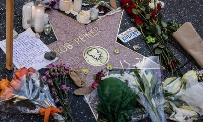 Velas, flores y notas puestas por fans ante la estrella del fallecido director estadounidense Rob Reiner en el Paseo de la Fama de Hollywood, en Los Ángeles, California, EE.UU., el 16 de diciembre de 2025. EFE/TED SOQUI