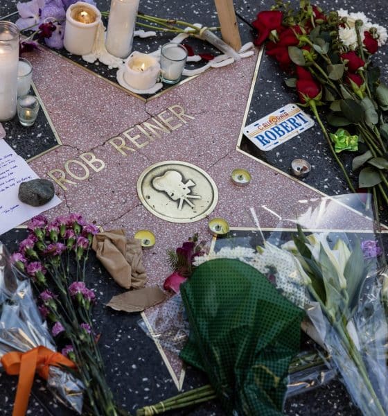 Velas, flores y notas puestas por fans ante la estrella del fallecido director estadounidense Rob Reiner en el Paseo de la Fama de Hollywood, en Los Ángeles, California, EE.UU., el 16 de diciembre de 2025. EFE/TED SOQUI