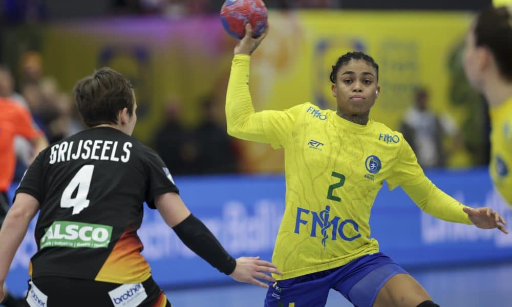 La jugadora brasileña Bruna De Paula (D) en acción ante la alemana Alina Grijseels durante el partido de cuartos de la IHF Womens Handball World Championship 2025 en Dortmund, Alemania. EFE/EPA/CHRISTOPHER NEUNDORF