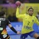 La jugadora brasileña Bruna De Paula (D) en acción ante la alemana Alina Grijseels durante el partido de cuartos de la IHF Womens Handball World Championship 2025 en Dortmund, Alemania. EFE/EPA/CHRISTOPHER NEUNDORF
