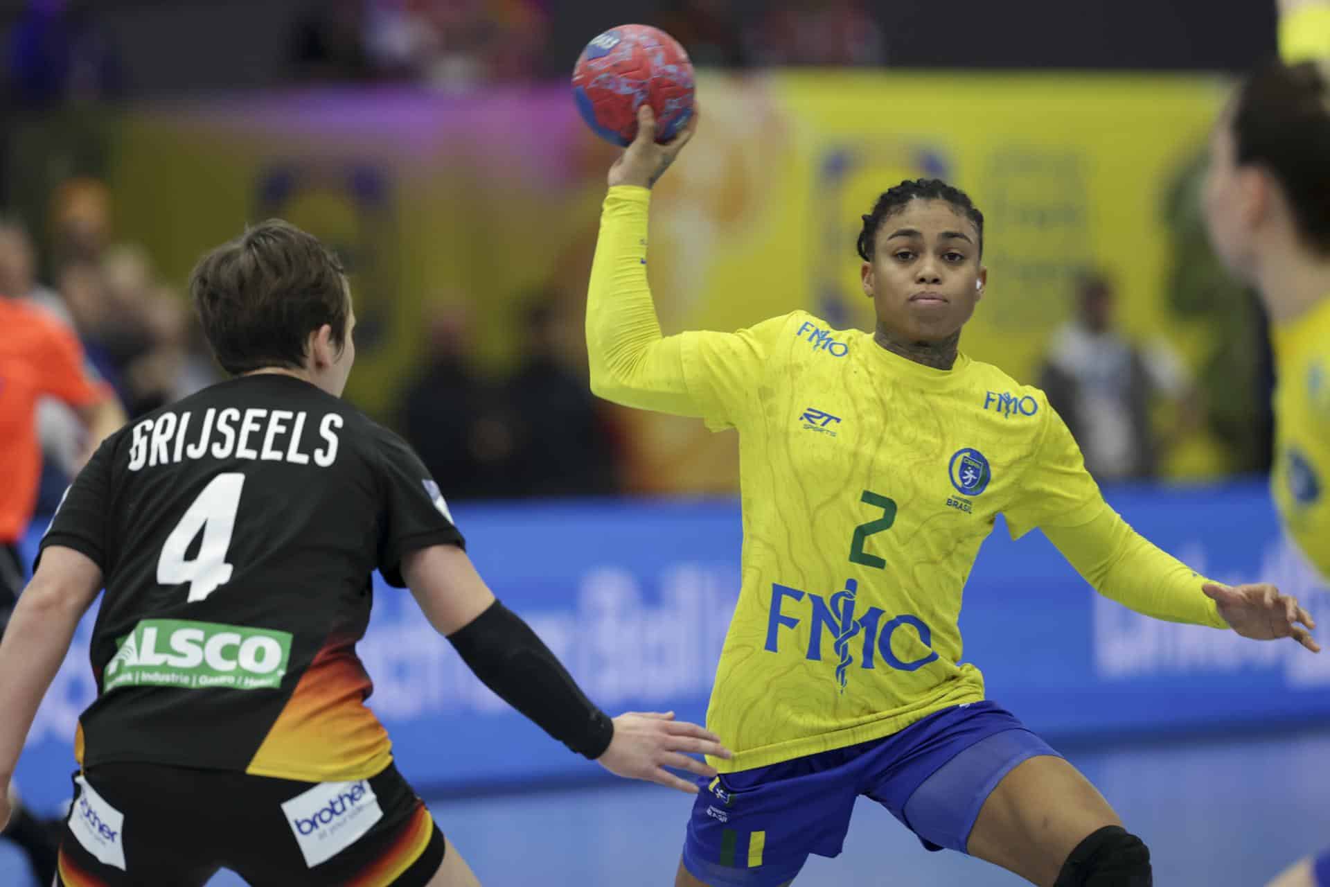La jugadora brasileña Bruna De Paula (D) en acción ante la alemana Alina Grijseels durante el partido de cuartos de la IHF Womens Handball World Championship 2025 en Dortmund, Alemania. EFE/EPA/CHRISTOPHER NEUNDORF