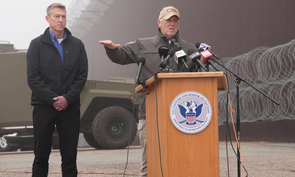 El encargado de la política fronteriza de la Casa Blanca, Tom Homan (d), habla junto al comisionado de la Oficina de Aduanas y Protección Fronteriza (CBP), Rodney S. Scott, en una rueda de prensa este sábado, en San Diego (EE.UU.). EFE/ Manuel Ocaño