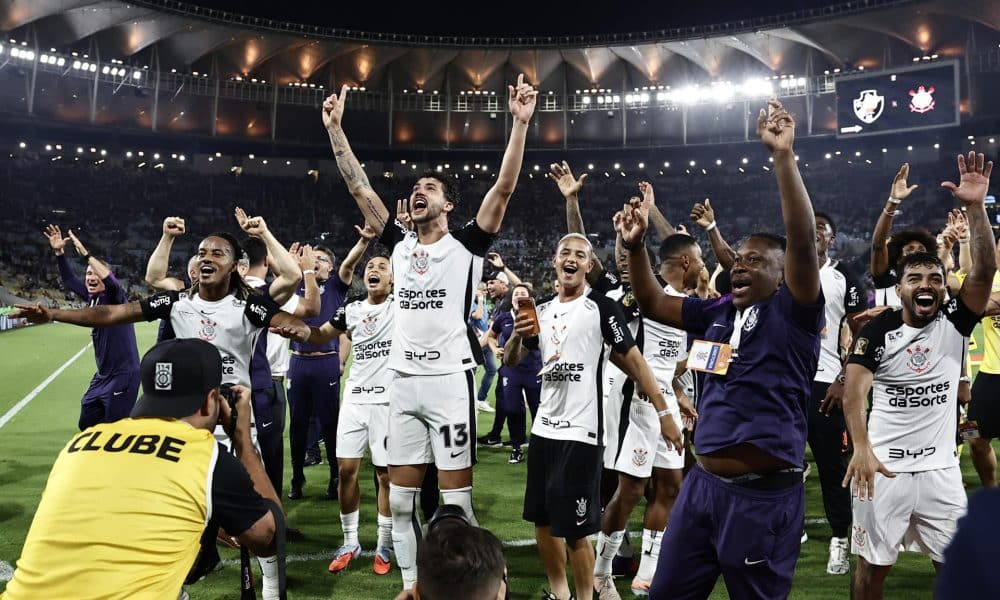 Jugadores de Corinthians celebran este domingo en el estadio Maracaná, de Río de Janeiro, la conquista de la Copa de Brasil. EFE/ Andre Coelho