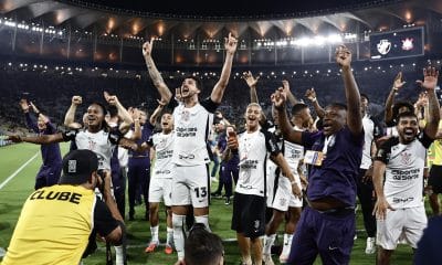 Jugadores de Corinthians celebran este domingo en el estadio Maracaná, de Río de Janeiro, la conquista de la Copa de Brasil. EFE/ Andre Coelho