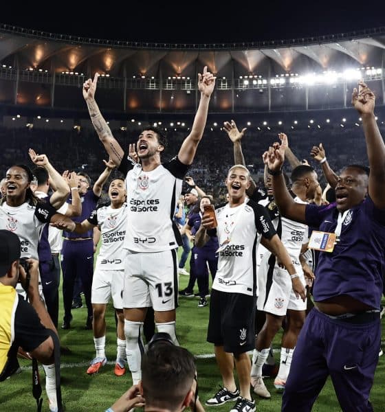 Jugadores de Corinthians celebran este domingo en el estadio Maracaná, de Río de Janeiro, la conquista de la Copa de Brasil. EFE/ Andre Coelho