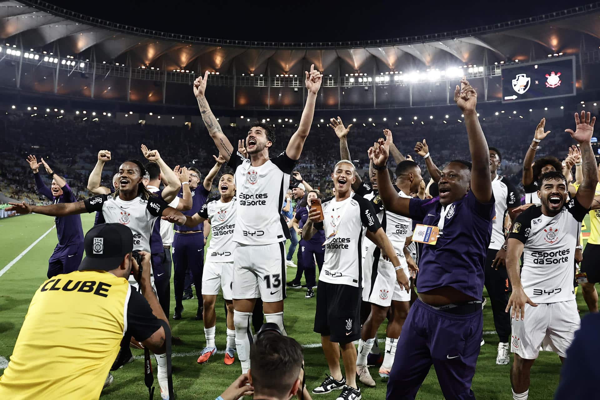 Jugadores de Corinthians celebran este domingo en el estadio Maracaná, de Río de Janeiro, la conquista de la Copa de Brasil. EFE/ Andre Coelho