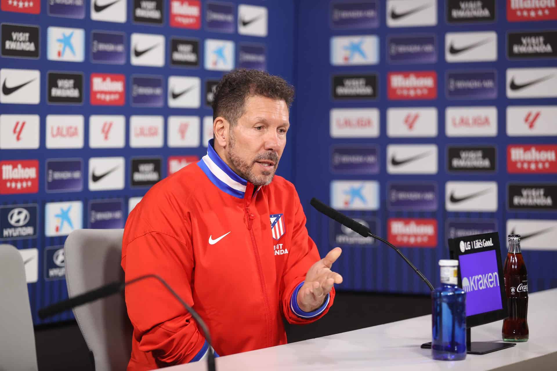 Simeone, durante la rueda de prensa ofrecida este lunes, en la víspera del partido de LaLiga ante el Barcelona. EFE/ Víctor Lerena