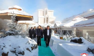 AME158. SAMJIYON (COREA DEL NORTE), 22/12/2025.- Fotografía cedida por la agencia estatal de noticias norcoreana KCNA que muestra al líder de Corea del Norte, Kim Jong-un (c) caminando junto a su hija Kim Ju Ae este martes, en Samjiyon (Corea del Norte). Jong-un visitó un lujoso complejo hotelero de montaña dotado de baños termales y restaurantes de barbacoa acompañado de su hija, de quien se especula que podría ser la heredera del régimen, afirmó la agencia estatal de noticias norcoreana KCNA. EFE/ KCNA /SOLO USO EDITORIAL/ NO VENTAS/ SOLO DISPONIBLE PARA ILUSTRAR LA NOTICIA QUE ACOMPAÑA (CRÉDITO OBLIGATORIO)