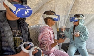 Más de dos años de ofensiva militar contra Gaza han dejado decenas de miles de niños heridos, muchos de ellos con secuelas físicas como amputaciones o parálisis, pero también psicológicas que, en Zawaida (centro), la iniciativa TechMed aborda con un tratamiento inusual: la realidad virtual y los videojuegos. EFE/ Ahmad Awad