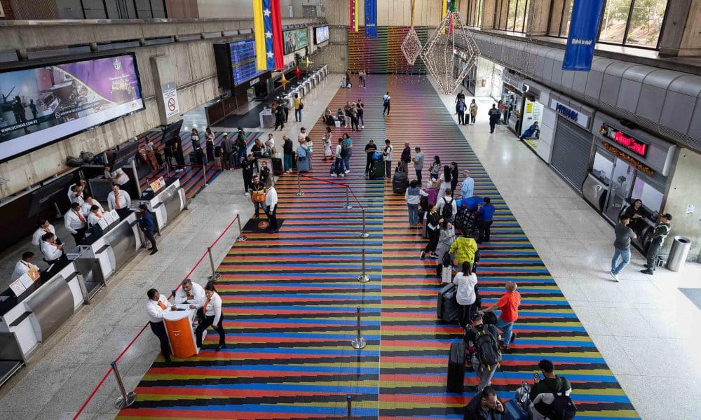 Personas esperan para abordar en el Aeropuerto Internacional Simón Bolívar esta semana, en Maiquetia (Venezuela). EFE/ Ronald Peña R