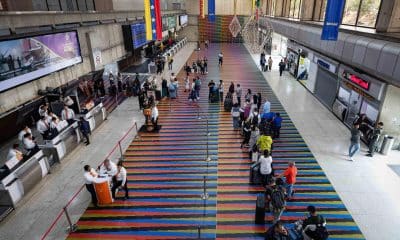Personas esperan para abordar en el Aeropuerto Internacional Simón Bolívar esta semana, en Maiquetia (Venezuela). EFE/ Ronald Peña R