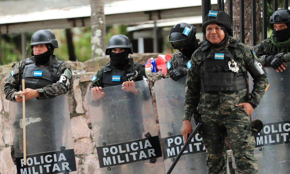 Fotografía del 16 de diciembre de 2025 que muestra a integrantes de la Policía Militar de Honduras que custodian el Instituto Nacional de Formación Profesional (Infop), lugar donde se encuentra el Centro Logístico Electoral, en Tegucigalpa (Honduras). EFE/ Gustavo Amador