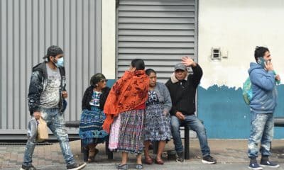 Familiares de ciudadanos deportados procedentes de Estados Unidos esperan frente a la base de la Fuerza Aérea Guatemalteca (FAG) este martes, en Ciudad de Guatemala (Guatemala). EFE/ Alex Cruz