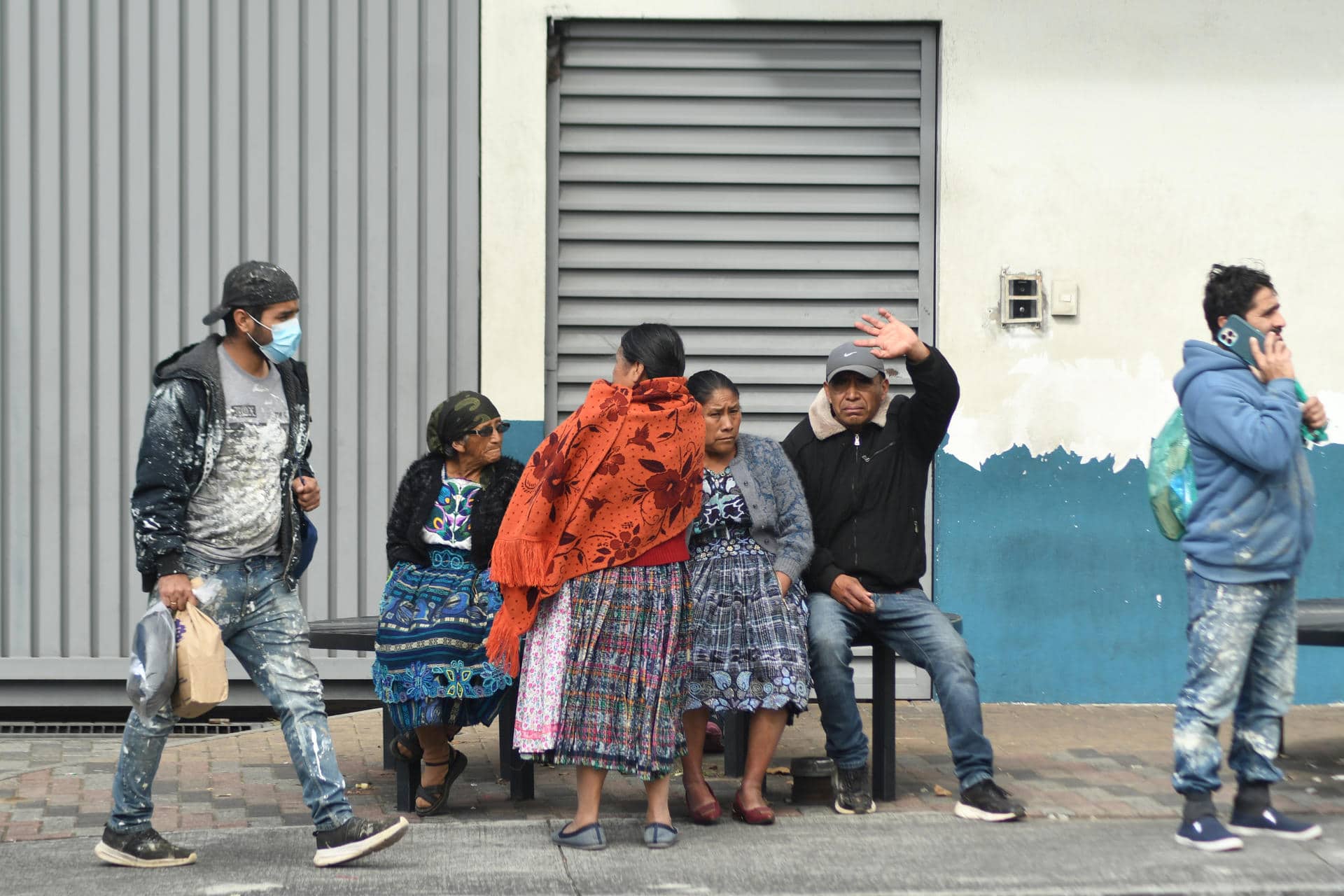 Familiares de ciudadanos deportados procedentes de Estados Unidos esperan frente a la base de la Fuerza Aérea Guatemalteca (FAG) este martes, en Ciudad de Guatemala (Guatemala). EFE/ Alex Cruz