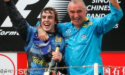 El español Fernando Alonso (i) y el director del equipo Renault, el italiano Flavio Briatore, celebran la conquista del mundial de pilotos y el título de constructores, que certificó con su victoria en el Gran Premio de China, el 16 de octubre de 2005. EFE/Gero Breloer