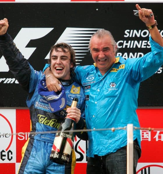 El español Fernando Alonso (i) y el director del equipo Renault, el italiano Flavio Briatore, celebran la conquista del mundial de pilotos y el título de constructores, que certificó con su victoria en el Gran Premio de China, el 16 de octubre de 2005. EFE/Gero Breloer