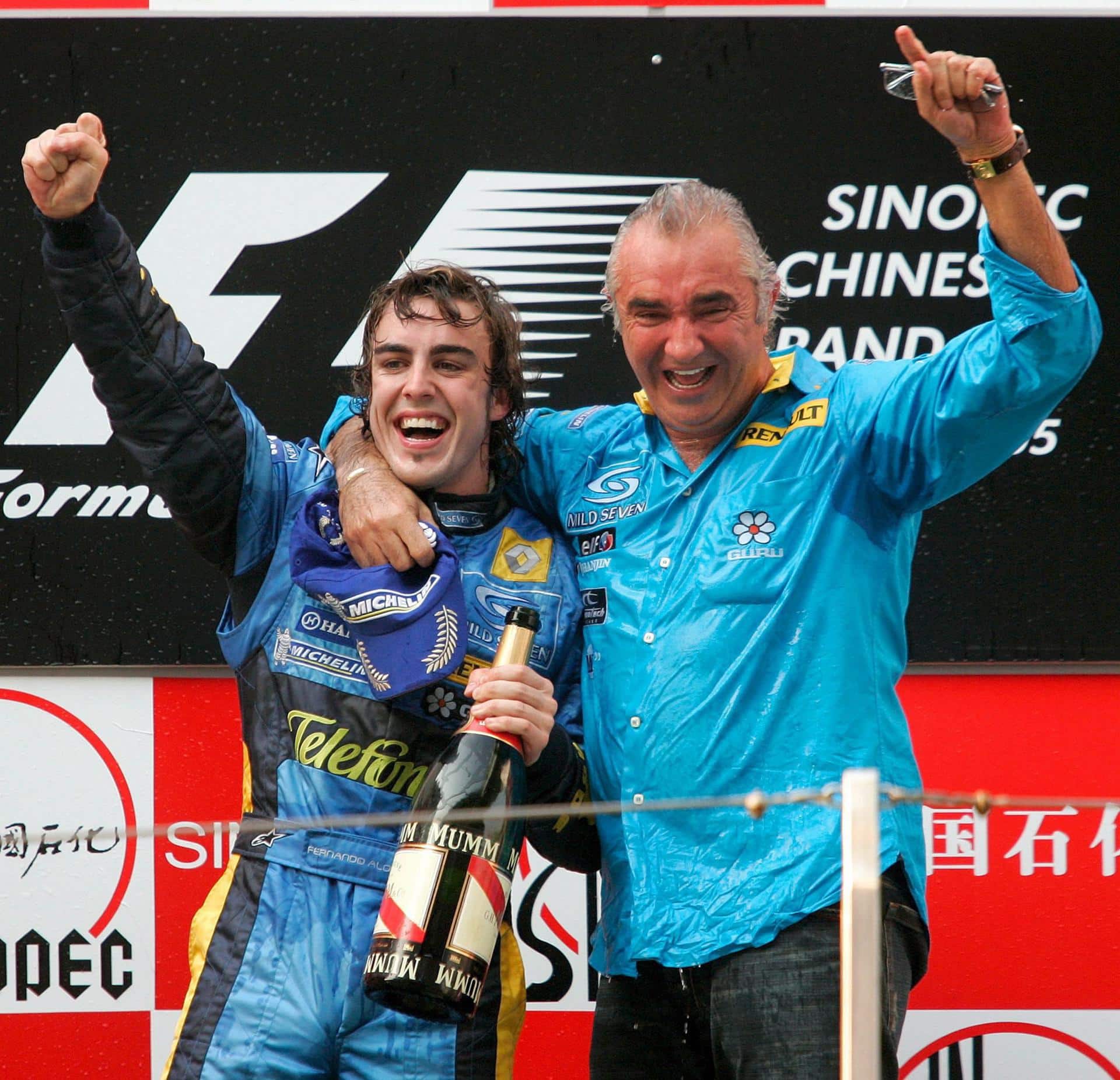El español Fernando Alonso (i) y el director del equipo Renault, el italiano Flavio Briatore, celebran la conquista del mundial de pilotos y el título de constructores, que certificó con su victoria en el Gran Premio de China, el 16 de octubre de 2005. EFE/Gero Breloer