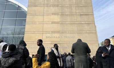 Personas se reúnen en la puerta del Instituto de Paz de Estados Unidos (USIP) rebautizado con el nombre Donald J. Trump, este jueves en Washington (EE.UU.). El Departamento de Estado rebautizó el USIP con el nombre del presidente, Donald Trump, para reivindicar la política exterior del mandatario, en medio de una disputa legal por el control de la institución. EFE/ Leonor Trinidad