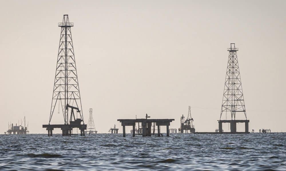 Fotografía de archivo del 24 de enero del 2025 donde se observan plataformas petroleras en el lago de Maracaibo (Venezuela). EFE/ Henry Chirinos