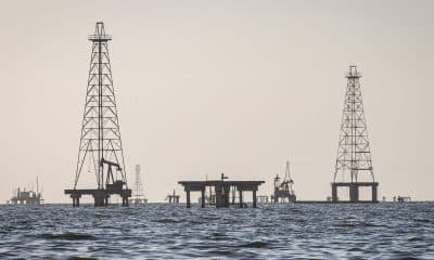 Fotografía de archivo del 24 de enero del 2025 donde se observan plataformas petroleras en el lago de Maracaibo (Venezuela). EFE/ Henry Chirinos