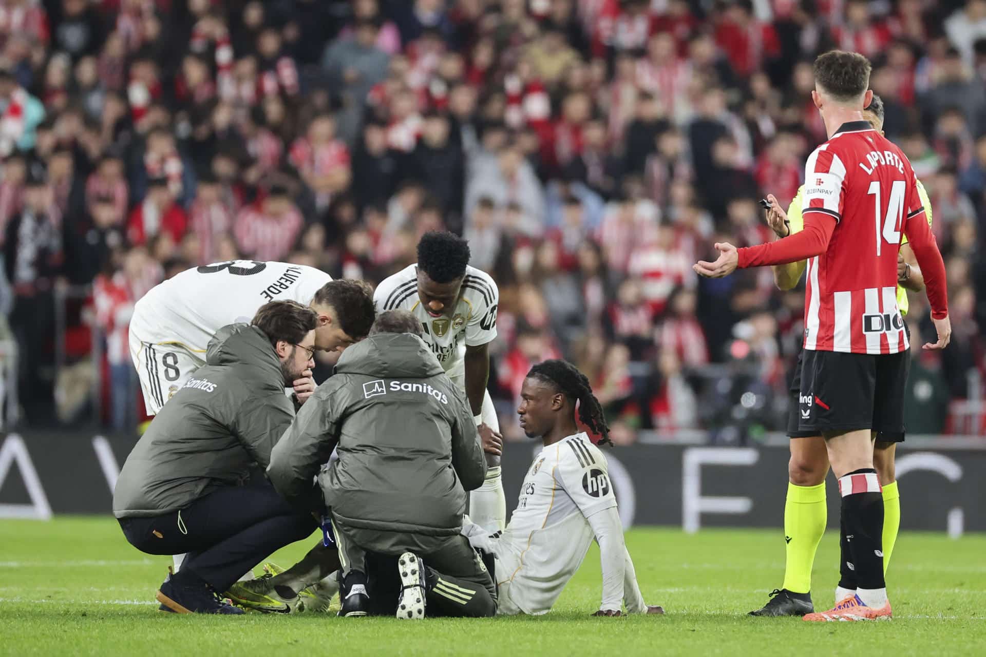 El centrocampista francés del Real Madrid Eduardo Camavinga se lesionó este miércoles, durante el partido de la jornada 19 de LaLiga EA Sports entre el Athletic Club y el Real Madrid. EFE/Luis Tejido