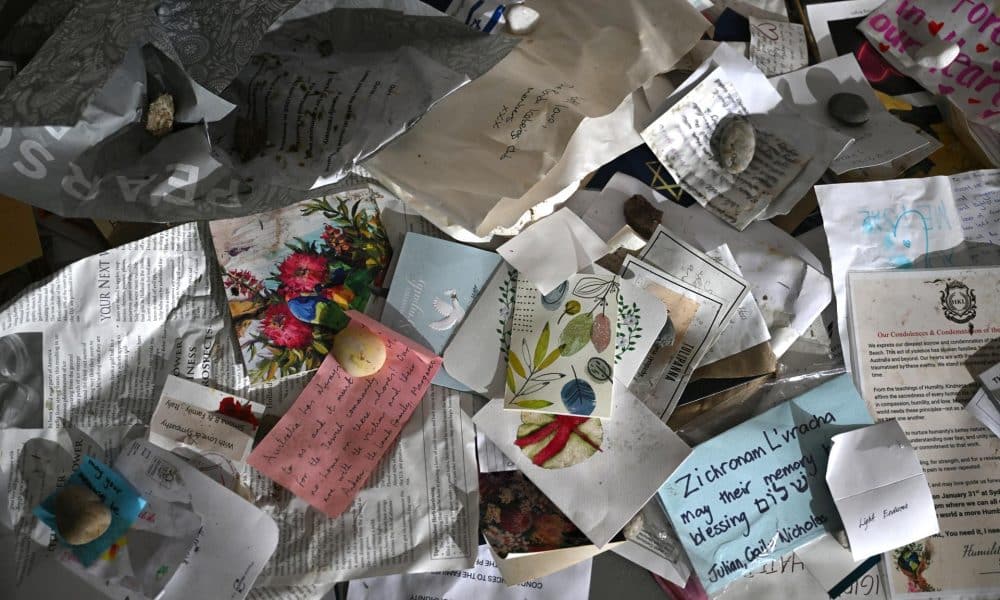 Sídney (Australia), 21/12/2025.- Se recolectan artículos, como tarjetas, fotos y obras de arte, para incluirlos en monumentos conmemorativos y en el Museo Judío, mientras el personal limpia el lugar de homenaje en el Pabellón Bondi tras el tiroteo ocurrido la semana pasada en la playa de Bondi. EFE/EPA/DEAN LEWINS NO ARCHIVING AUSTRALIA AND NEW ZEALAND OUT