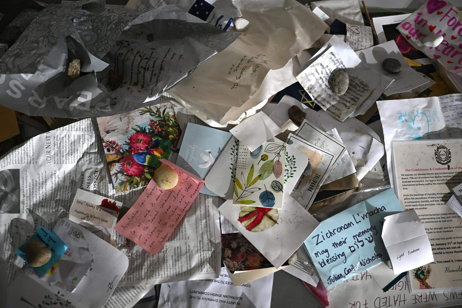 Sídney (Australia), 21/12/2025.- Se recolectan artículos, como tarjetas, fotos y obras de arte, para incluirlos en monumentos conmemorativos y en el Museo Judío, mientras el personal limpia el lugar de homenaje en el Pabellón Bondi tras el tiroteo ocurrido la semana pasada en la playa de Bondi. EFE/EPA/DEAN LEWINS NO ARCHIVING AUSTRALIA AND NEW ZEALAND OUT